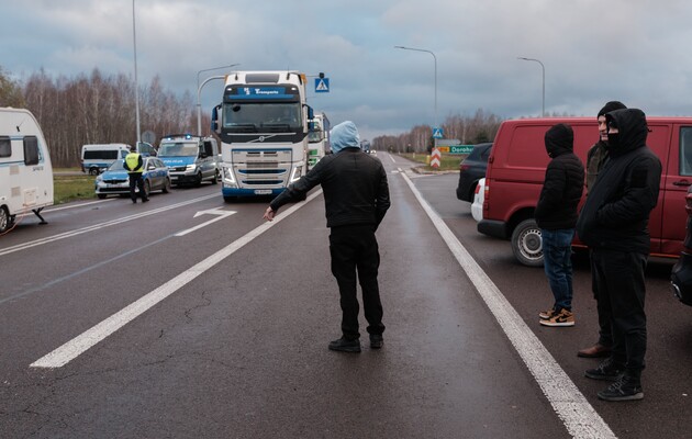 Поляки за добу не пропустили жодної вантажівки з боку України на заблокованих ПП